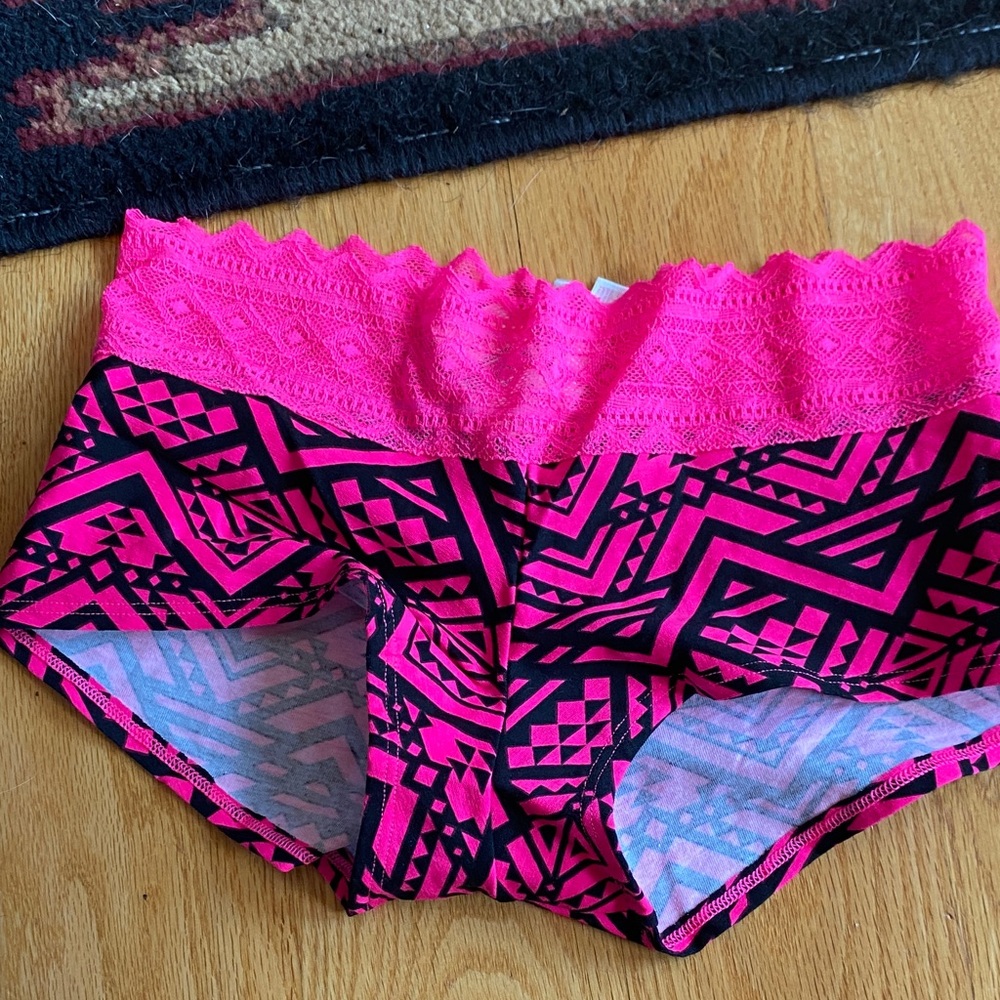 NWT Victoria Secret Pink and Black Geometric Lace Trim Shorts